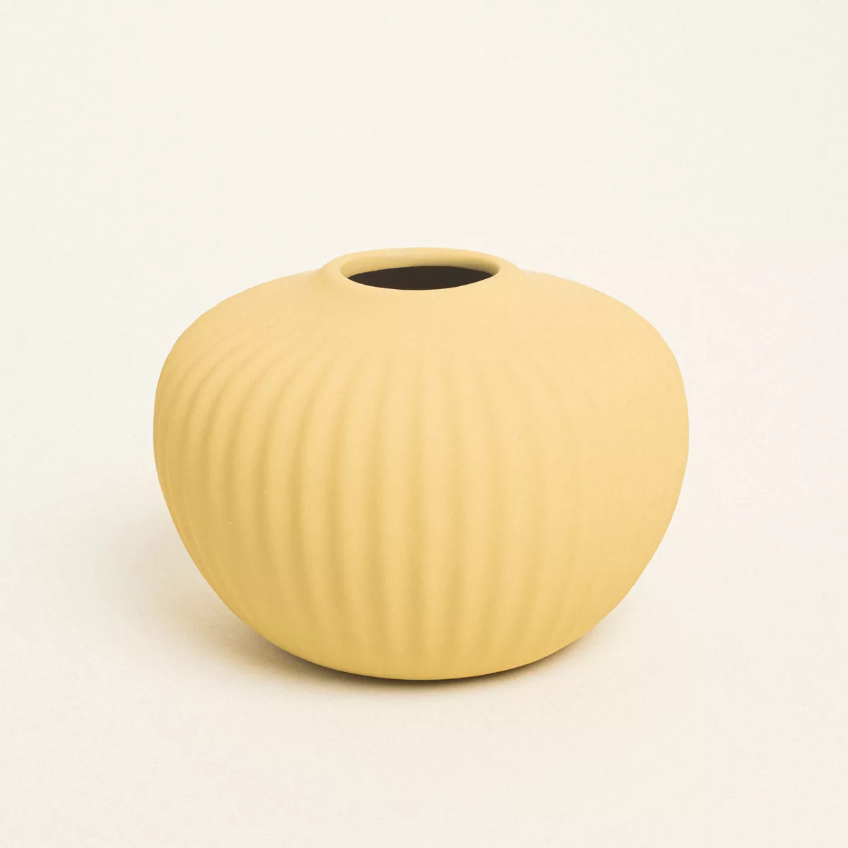 Φωτογραφία προϊόντος: Beauty Home Ματ Κεραμικό Βάζο 15 cm x 11 cm Χρώμα: Κίτρινο
