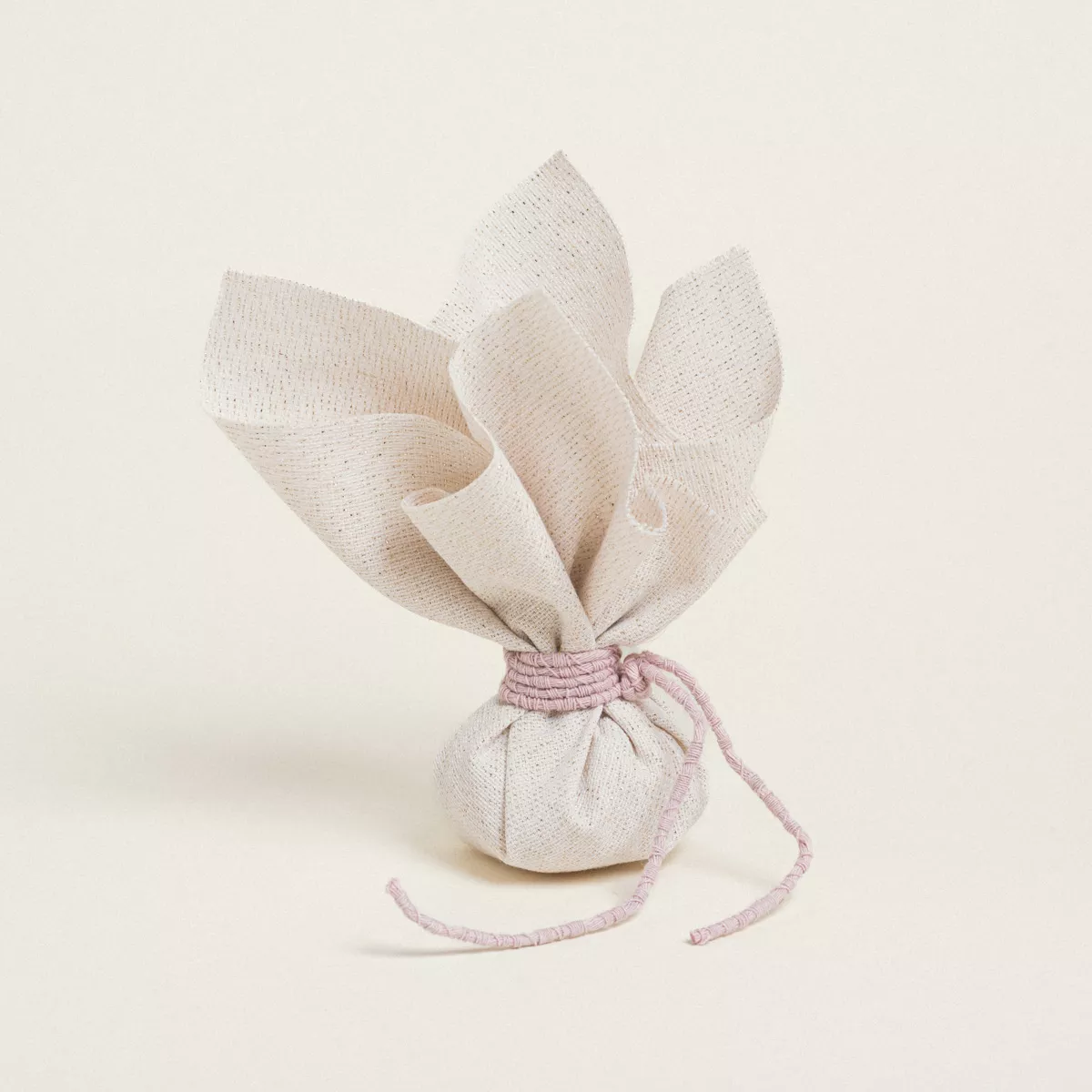 Φωτογραφία προϊόντος: Beauty Home ΜΑΝΤΗΛΙ 27 x 27 cm ΕΚΡΟΥ ΧΡΥΣΟ LUREX