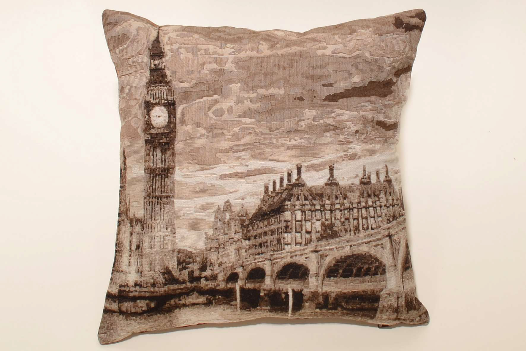 Φωτογραφία προϊόντος: SilkFashion ΜΑΞΙΛΑΡΟΘΗΚΗ (45cm x 45cm) BIG BEN BROWN