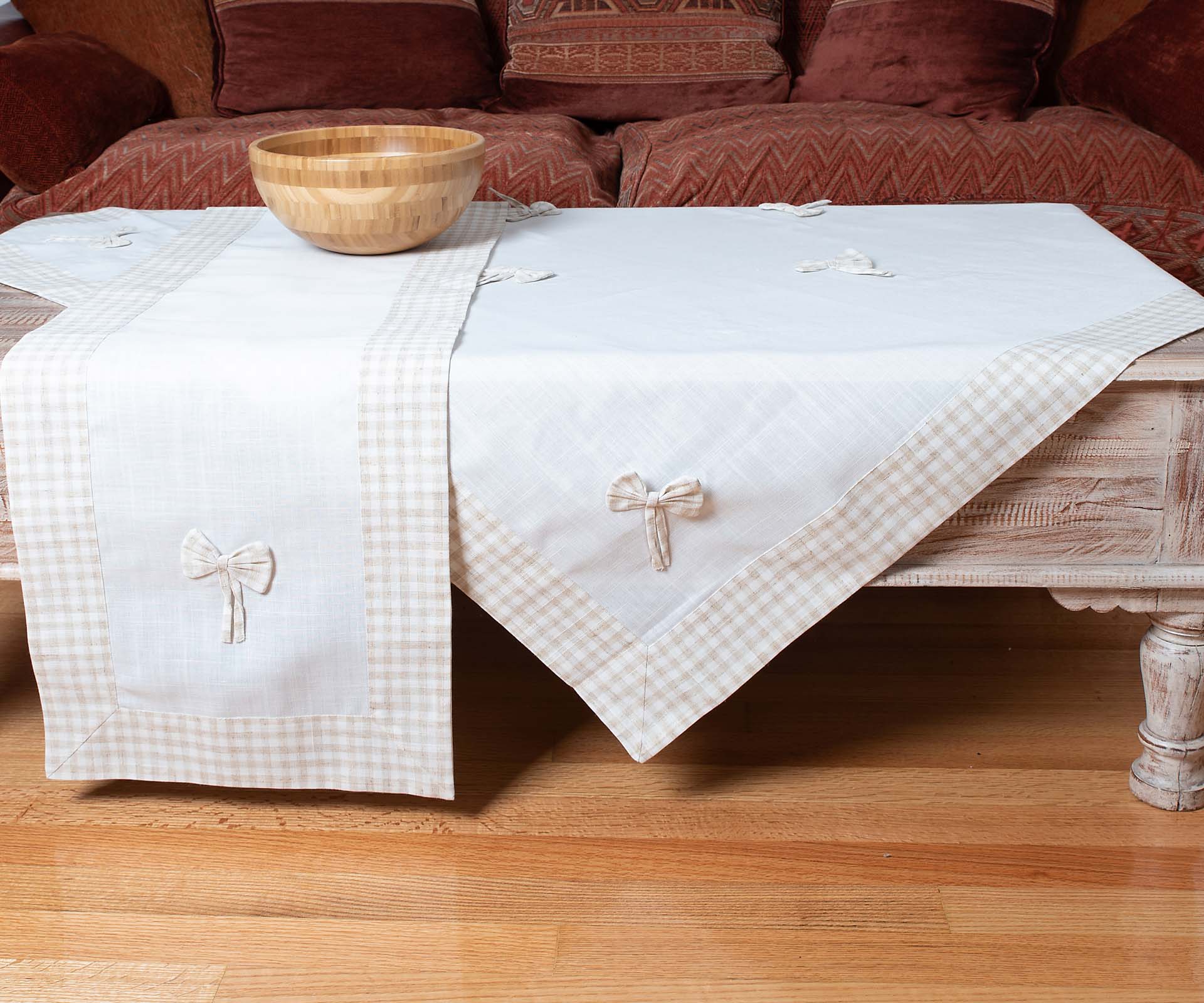 Φωτογραφία προϊόντος: SilkFashion τραπεζοκαρέ (140cm x 140cm) bow ivory/καφέ