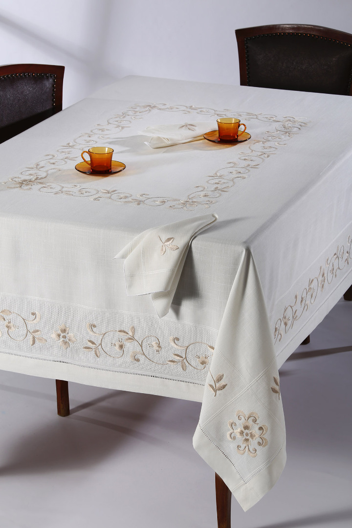 Φωτογραφία προϊόντος: SilkFashion Χειροποίητο τραπεζομάντηλο 1218 (170cm x 270cm)