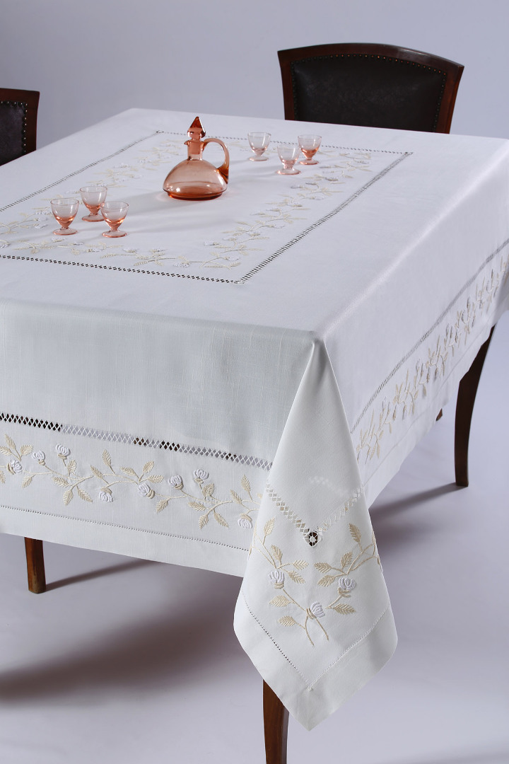 Φωτογραφία προϊόντος: SilkFashion Χειροποίητο τραπεζομάντηλο 8302 (170cm x 170cm) λευκό