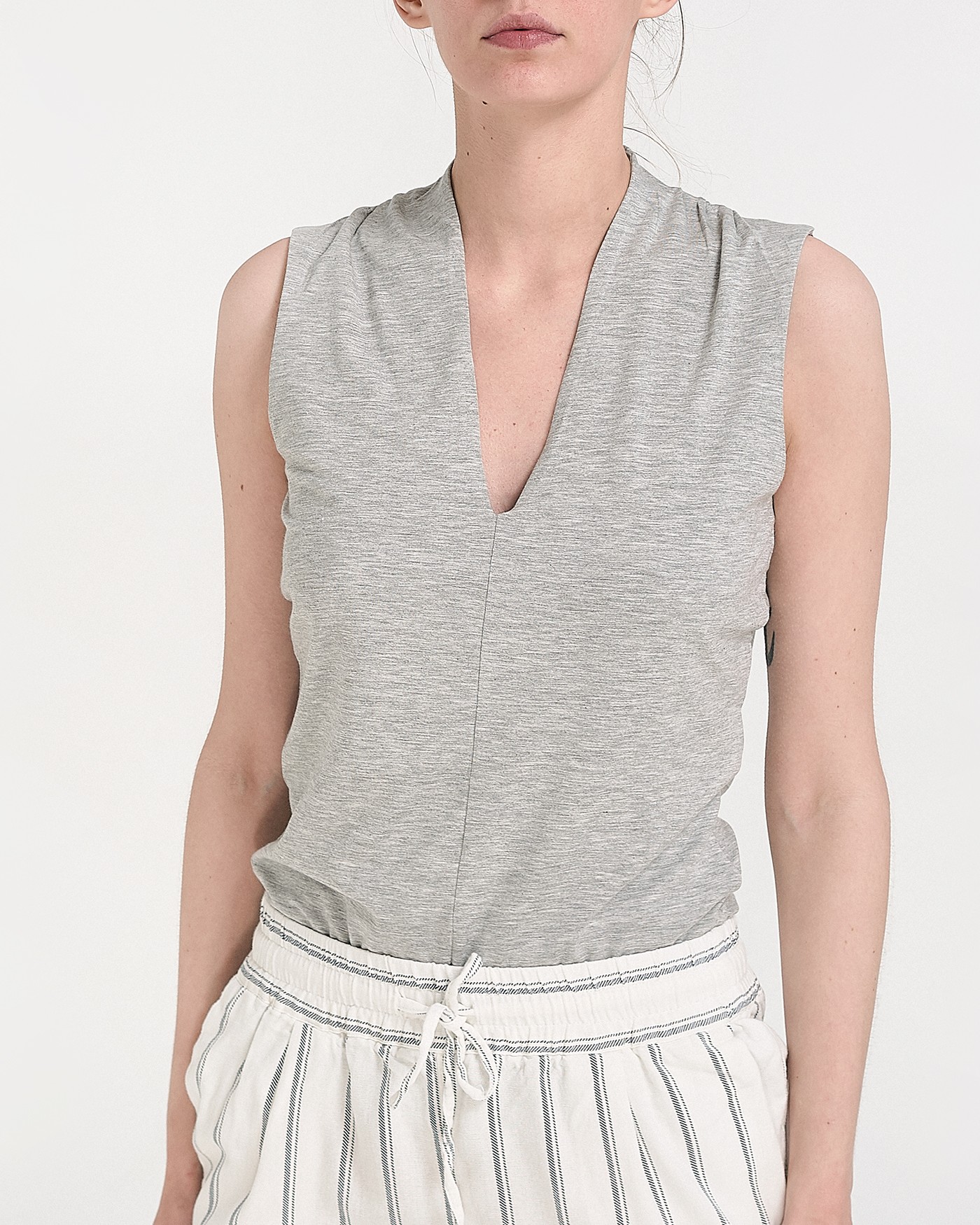 Φωτογραφία προϊόντος: ΜΠΛΟΥΖΑ GAVA SLEEVELESS AWARE ΤΗΣ VERO MODA - 10209690 ΓΚΡΙ