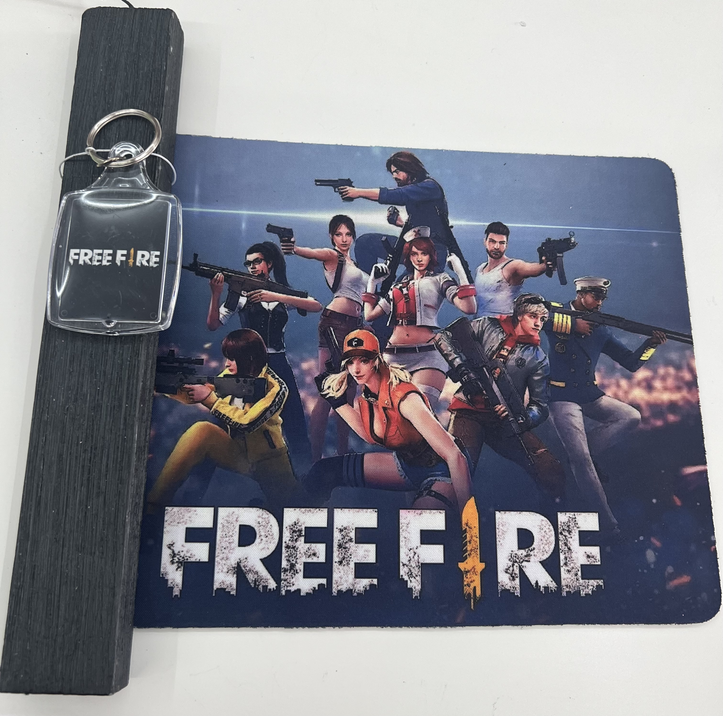 Φωτογραφία προϊόντος: Free fire Λαμπάδα με μπρελόκ και mousepad