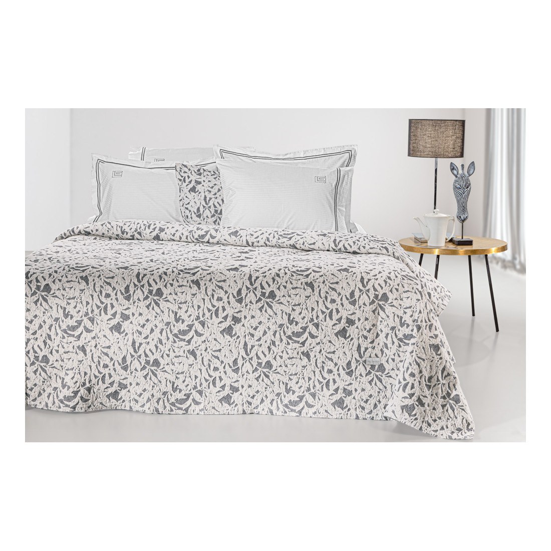 Φωτογραφία προϊόντος: Κουβέρτα Guy Laroche Blosson Smoke 260x250