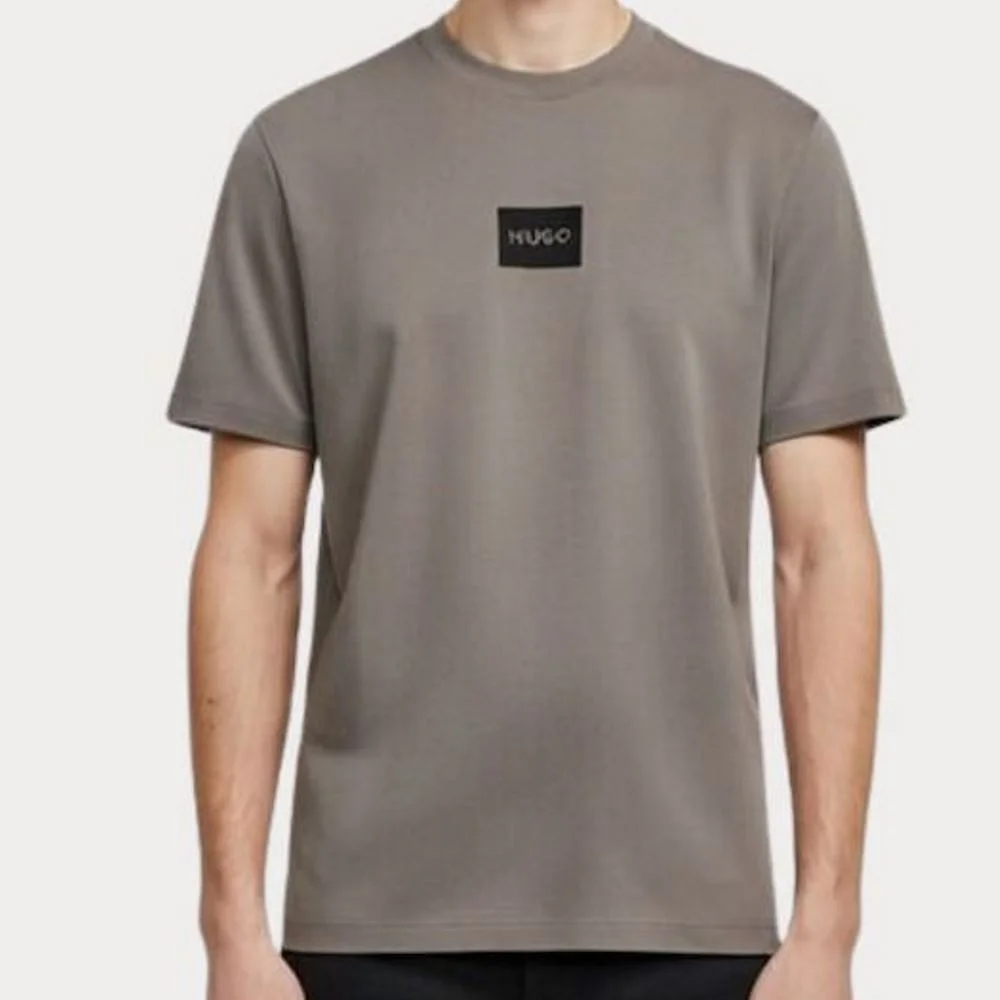 Φωτογραφία προϊόντος: HUGO ΑΝΔΡΙΚΟ T-SHIRT HUGO DUMEON ΚΟΝΤΟΜΑΝΙΚΟ ΑΝΟΙΧΤΟ ΚΑΦΕ