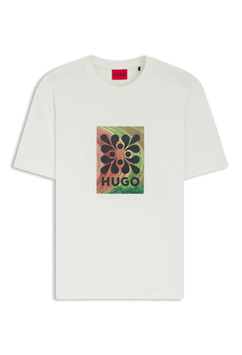 Φωτογραφία προϊόντος: HUGO ΑΝΔΡΙΚΟ T-SHIRT HUGO DAMORU ΚΟΝΤΟΜΑΝΙΚΟ ΜΕ ΤΥΠΩΜΑ ΕΚΡΟΥ