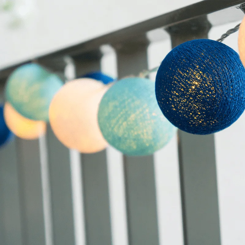 Φωτογραφία προϊόντος: ^ “WOVEN BALL FAIRY LIGHTS” ΜΠΛΕ +amp; ΑΣΠΡΗ ΜΠΑΛΑ 20 LED ΛΑΜΠΑΚ ΣΕΙΡΑ ΜΠΑΤΑΡ(2xΑΑ) ΘΕΡΜΟ ΛΕΥΚΟ IP20