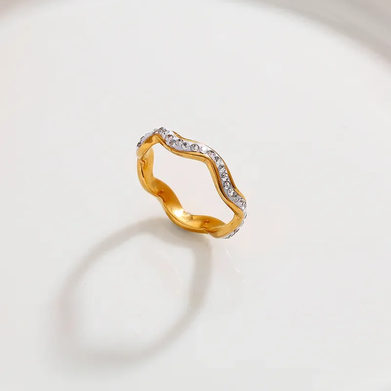 Φωτογραφία προϊόντος: Peach Jewelry Peach Jewerly Δαχτυλίδι Από Ανοξείδωτο Ατσάλι Κυματιστό Με Ζιργκόν Size 8