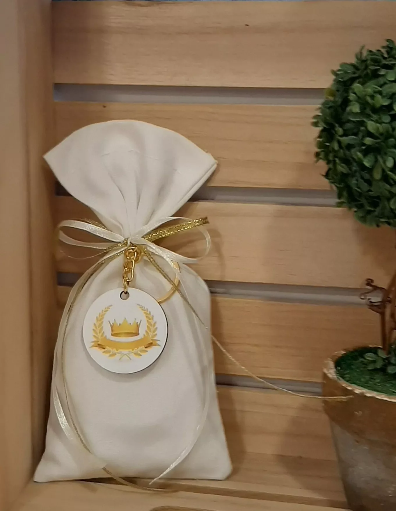 Φωτογραφία προϊόντος: Μπομπονιέρα πουγκάκι με μπρελόκ κορώνα