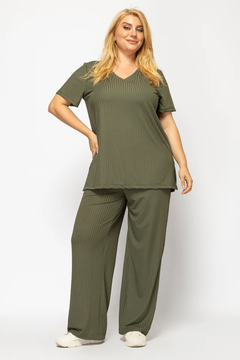 Φωτογραφία προϊόντος: HappySizes Μπλούζα με v-neck λαιμόκοψη σε χακί χρώμα plus size