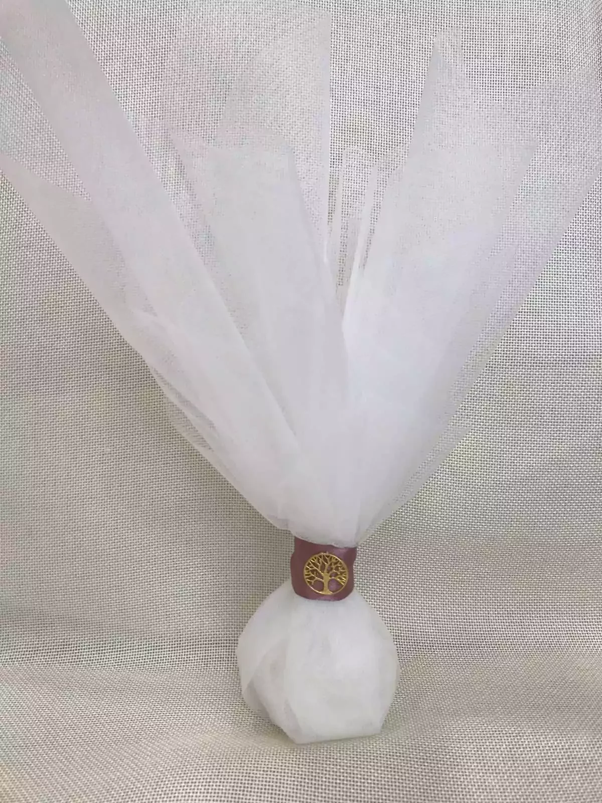 Φωτογραφία προϊόντος: Μπομπονιέρα γάμου τούλινη με χρυσό δέντρο ζωής