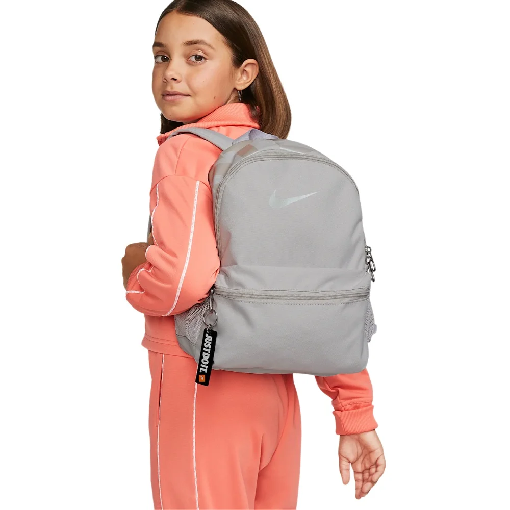 Φωτογραφία προϊόντος: DR6091-078 - NIKE BRASILIA YOUTH MINI BACKPACK VAST GREY Color