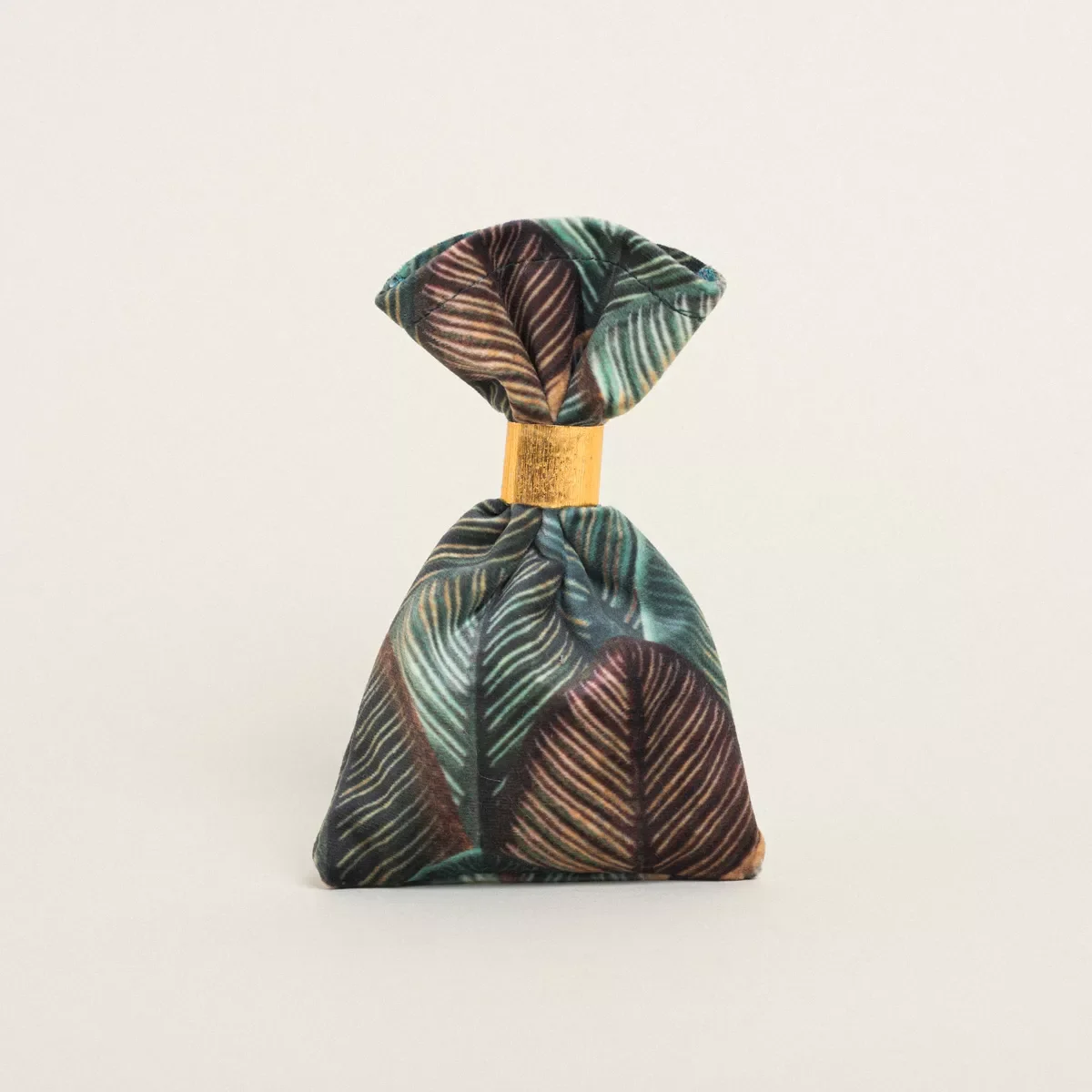 Φωτογραφία προϊόντος: Beauty Home ΠΟΥΓΚΙ 12 x 17 cm ΒΕΛΟΥΔΟ SCALE LEAF STRUCTURE