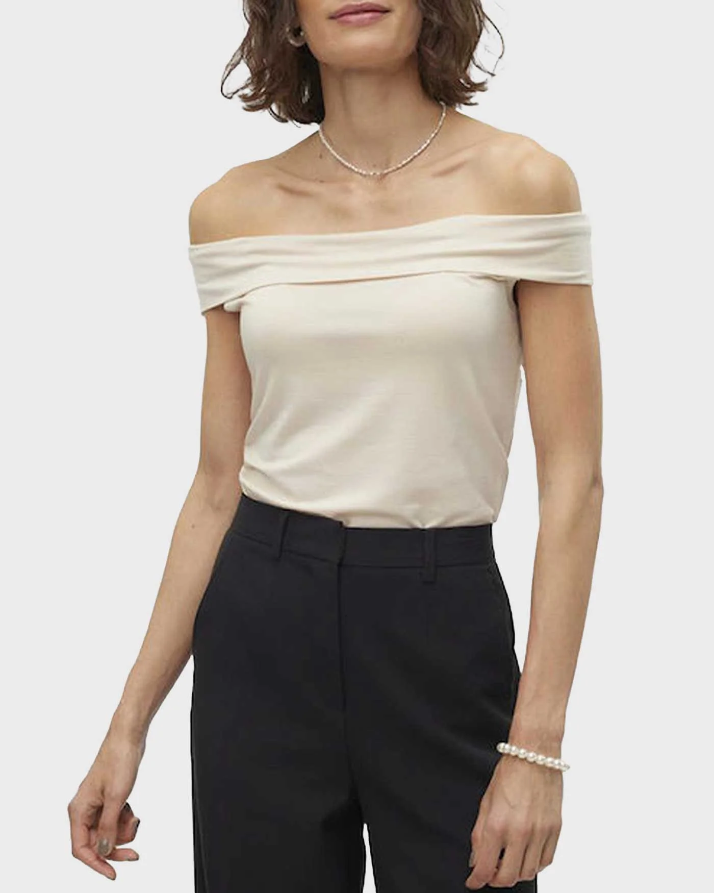 Φωτογραφία προϊόντος: VERO MODA ΓΥΝΑΙΚΕΙΑ ΜΠΛΟΥΖΑ ΚΑΝΟΝΙΚΗ ΓΡΑΜΜΗ OFF-SHOULDER - 10307367 ΕΚΡΟΥ