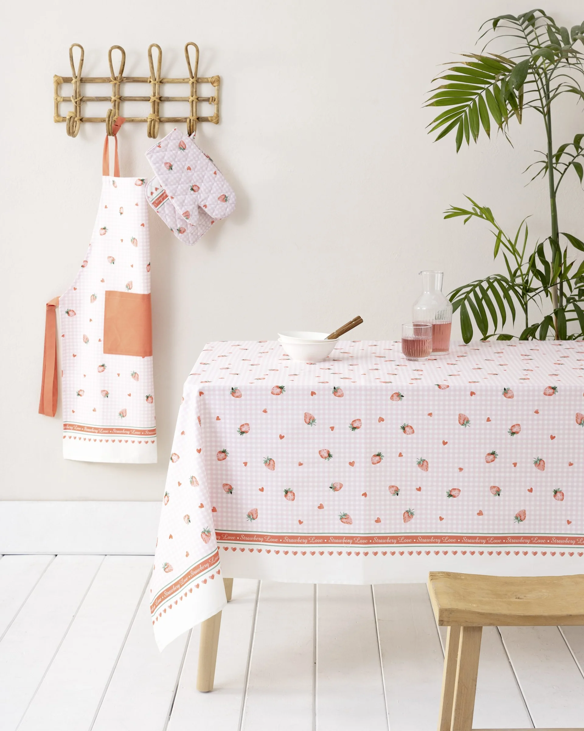 Φωτογραφία προϊόντος: Τραπεζομάντηλο 140x240 Nima Strawberry Love Orange-Pink