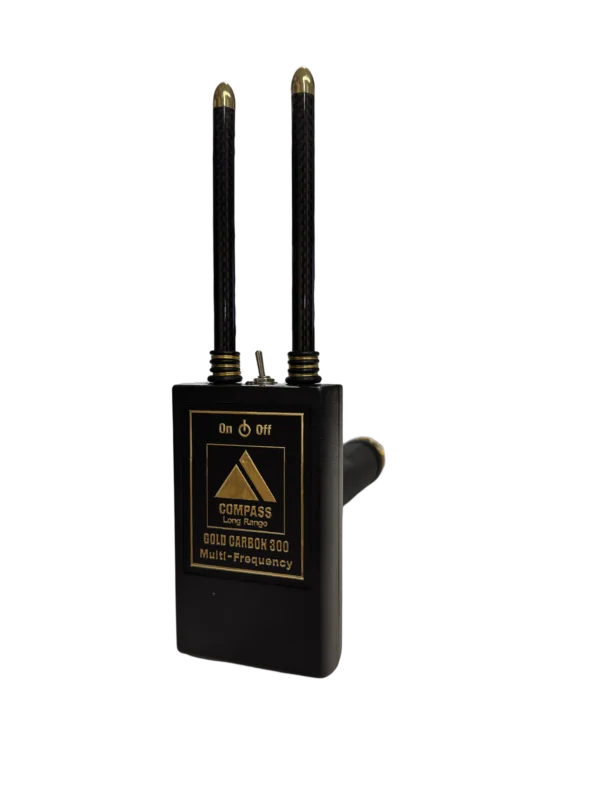 Φωτογραφία προϊόντος: COMPASS LONG RANGE COMPASS L.R. GOLD CARBON 300 MULTY Frequency ΝΕΟ ΜΟΝΤΕΛΟ AΝΙΧΝΕΥΤΗΣ ΑΠΟΣΤΑΣΕΩΣ – ΗΛΕΚΤΡΟΝΙΚΟ ΡΑΒΔΟΣΚΟΠΙΚΟ ME ΕΠΙΧΡΥΣA ΜΕΡΗ