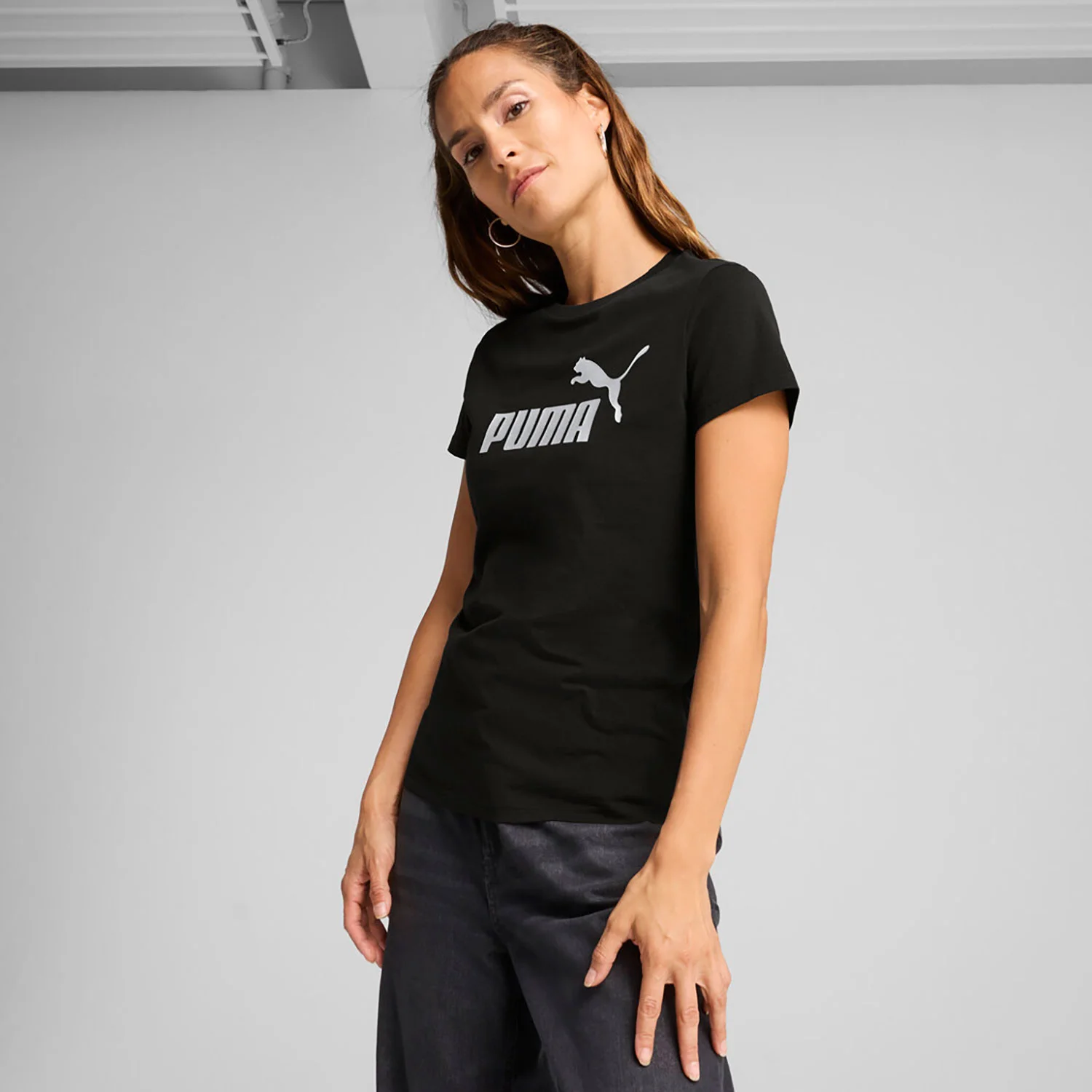 Φωτογραφία προϊόντος: PUMA ESS METALLIC NO. 1 LOGO T-SHIRT ΜΑΥΡΟ