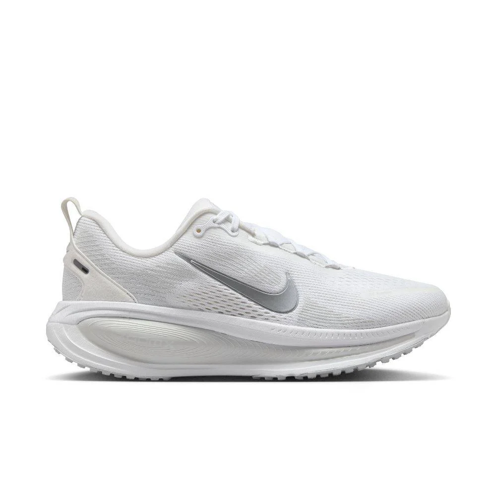 Φωτογραφία προϊόντος: HM6804-104 - NIKE WOMENS VOMERO 18 ROAD RUNNING SHOES WHITE / METALLIC SILVER Color