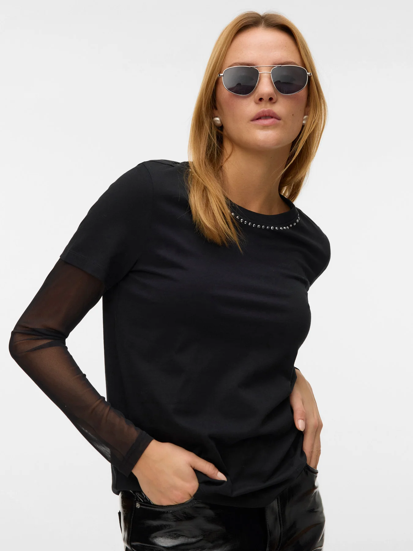 Φωτογραφία προϊόντος: Μπλούζα Γυναικεία T-Shirt με Διακοσμητικά Στρας στη Λαιμόκοψη Μαύρη