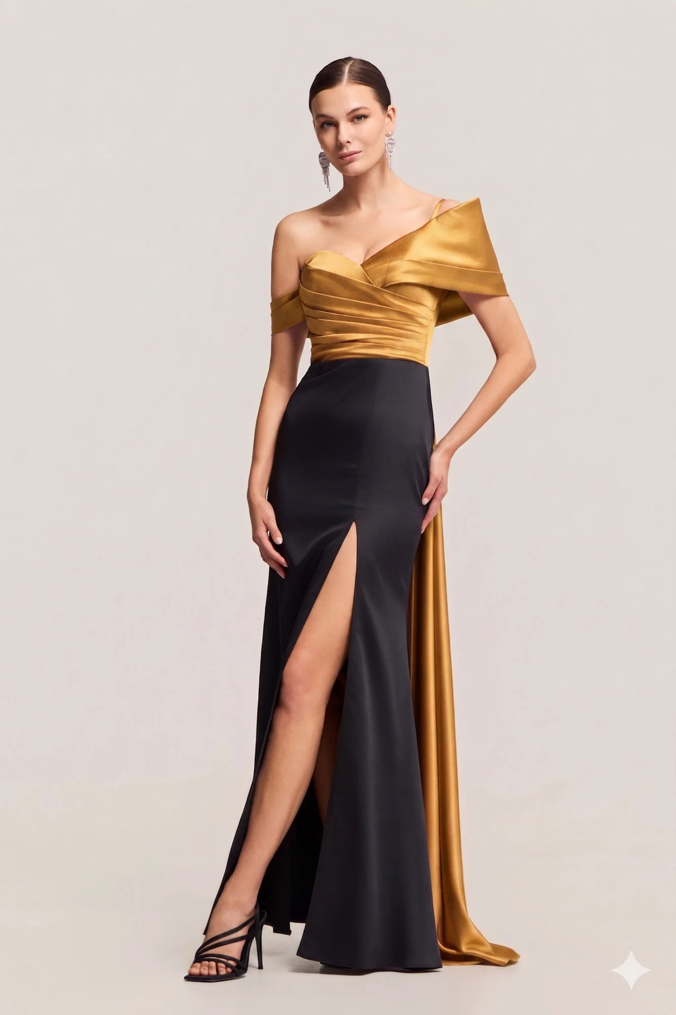 Φωτογραφία προϊόντος: Andrianopoulos Fashion Stores since 1930 Δίχρωμο Μάξι Φόρεμα με Χρυσό Ντραπέ Μπούστο + Δραματική Ουρά – Andrianopoulos