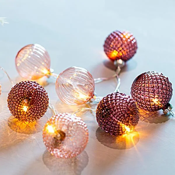 Φωτογραφία προϊόντος: ΣΕΙΡΑ, 10 LED 5MM, ΜΕ ΡΟΖ ΓΥΑΛΙΝΕΣ ΜΠΑΛΕΣ 6CM, ΜΠΑΤΑΡΙΑΣ, ΔΙΑΦΑΝΟ ΚΑΛΩΔΙΟ, ΘΕΡΜΟ ΛΕΥΚΟ, ΑΝΑ 15CM, ΠΡΟΕΚΤΑΣΗ ΠΑΡΟΧΗΣ 50CM, IP20 (600-11208)