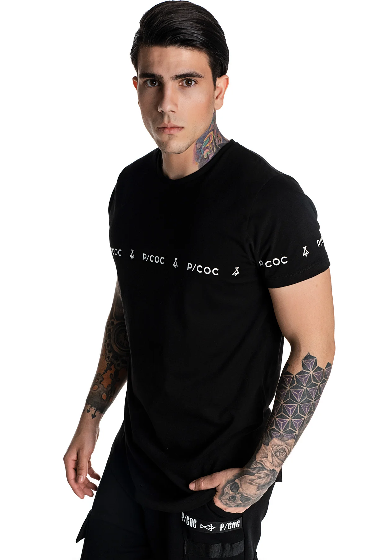 Φωτογραφία προϊόντος: Μαύρο t-shirt με λογότυπο P/COC στα μανίκια