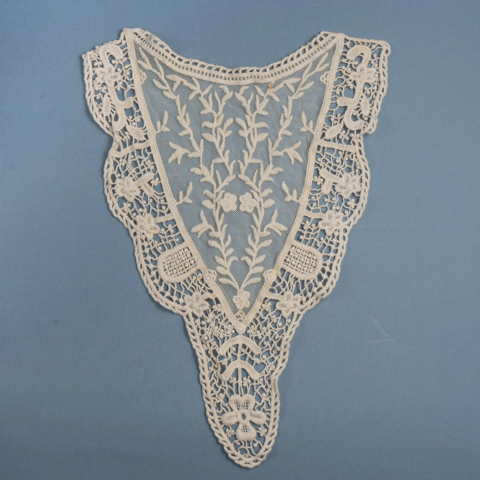 Φωτογραφία προϊόντος: Motif Emproidery Lace Beige 40*26 Cm