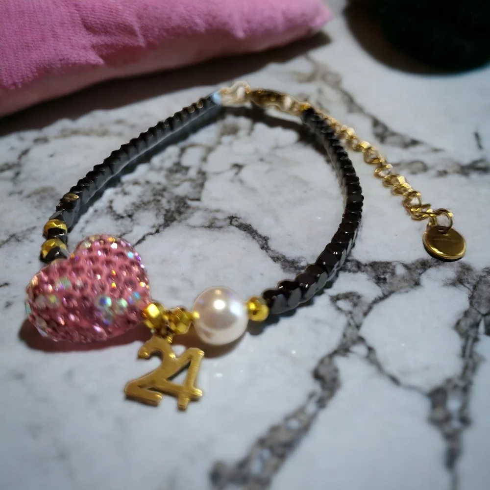 Φωτογραφία προϊόντος: Handmade Ροζ Καρδιά Με Άσπρη Πέτρα / Μαύρες Χάντρες Γούρι 2024 PinkHeart