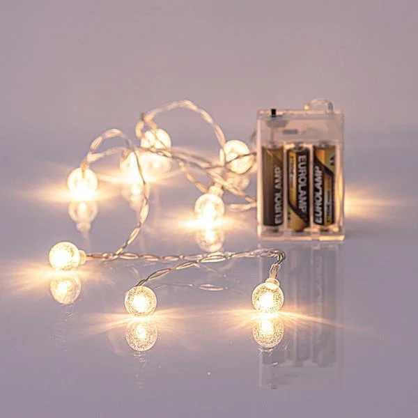 Φωτογραφία προϊόντος: ΣΕΙΡΑ, 10 LED 5MM, ΜΕ ΑΚΡΥΛΙΚΕΣ ΔΙΑΦΑΝΕΣ ΜΠΑΛΕΣ 1,8CM, ΜΠΑΤΑΡΙΑΣ, ΔΙΑΦΑΝΟ ΚΑΛΩΔΙΟ, ΛΕΥΚΟ LED, ΑΝΑ 15CM, ΠΡΟΕΚΤΑΣΗ ΠΑΡΟΧΗΣ 50CM, IP20