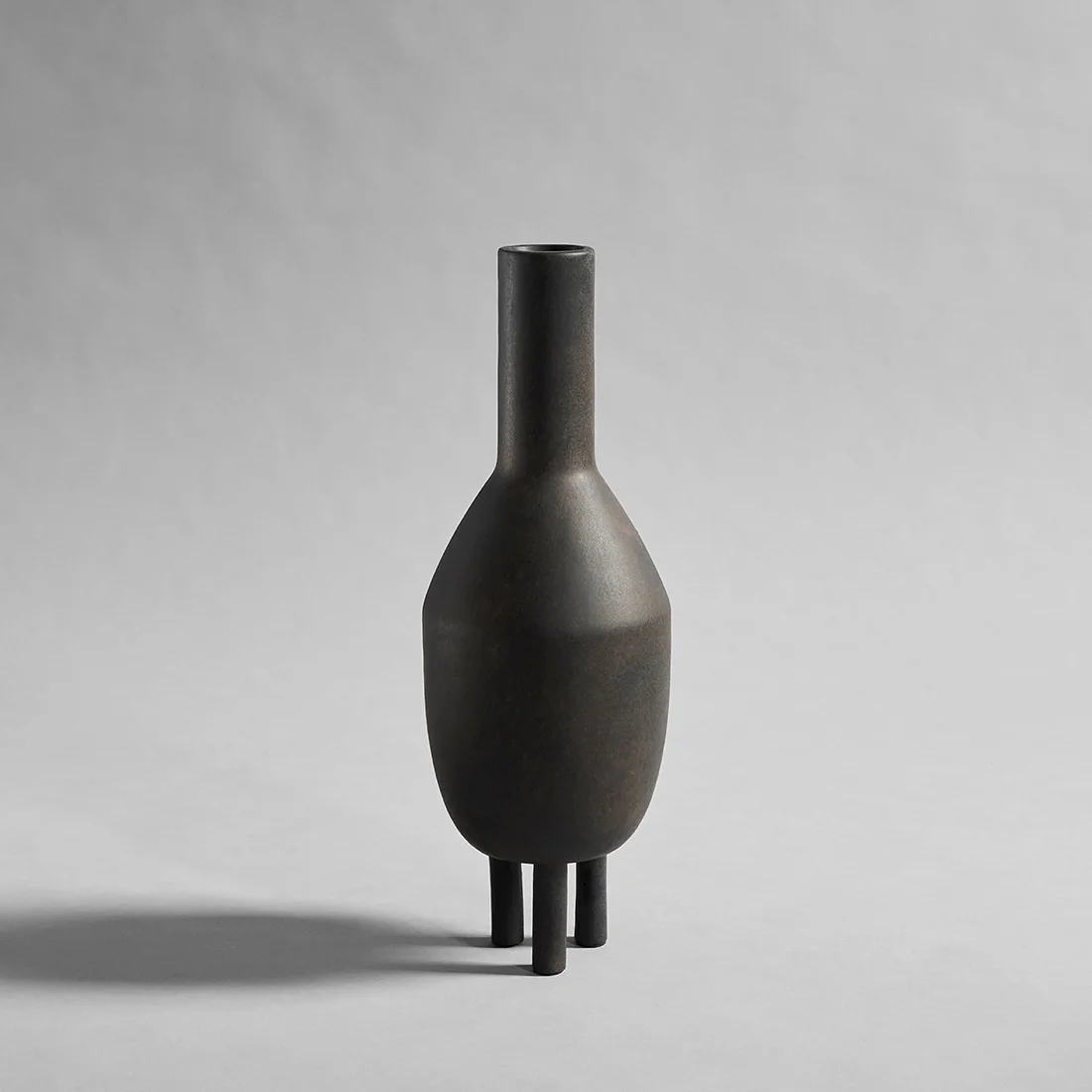 Φωτογραφία προϊόντος: Διασκομητικό Βάζο Duck Vase, Slim - Καφέ, Ø17xH45cm, Κεραμικό - 101 COPENHAGEN