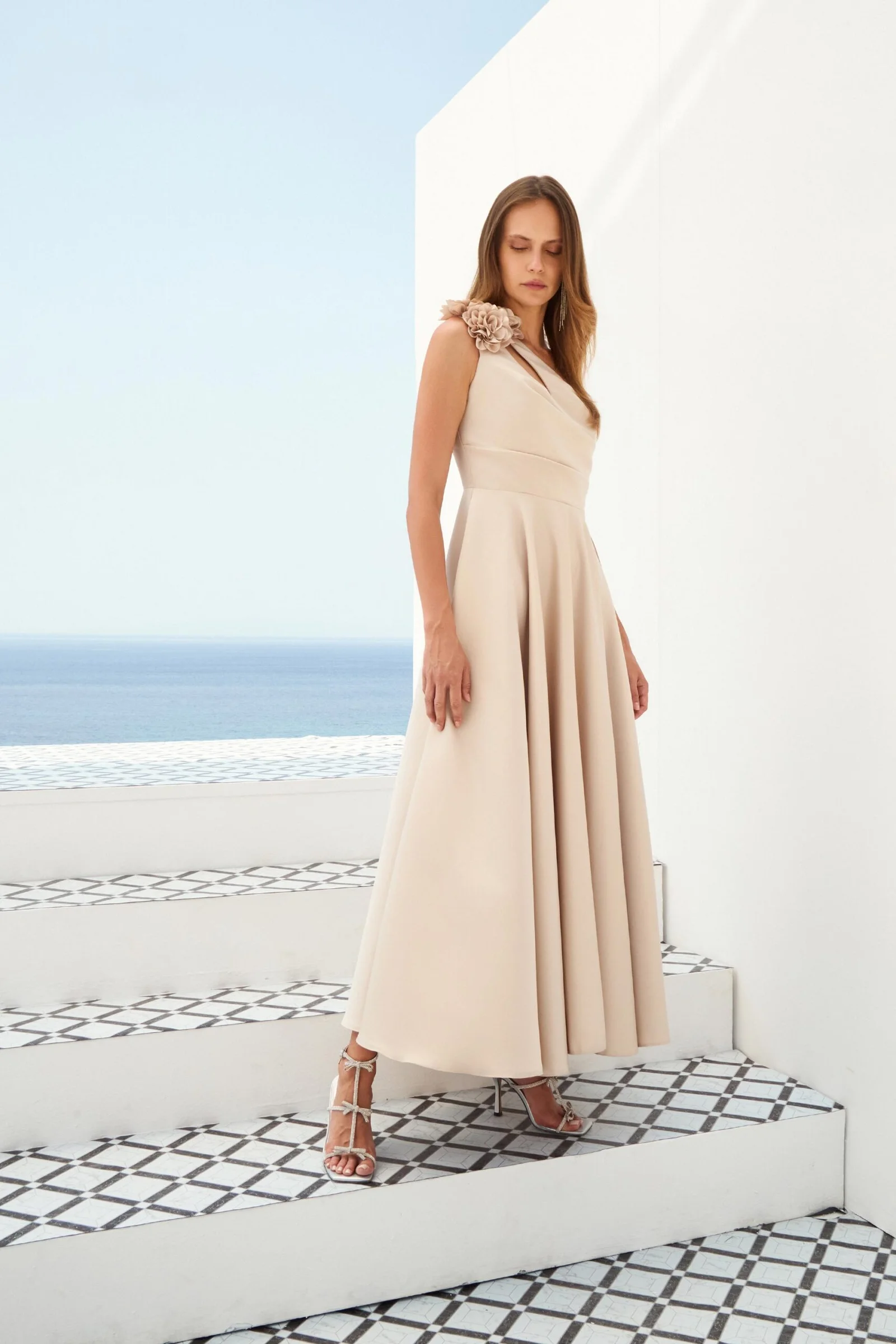 Φωτογραφία προϊόντος: Andrianopoulos Fashion Stores since 1930 Εντυπωσιακό Μάξι Φόρεμα με Έναν Ώμο + 3D Λουλούδι σε Απόχρωση Champagne – Andrianopoulos