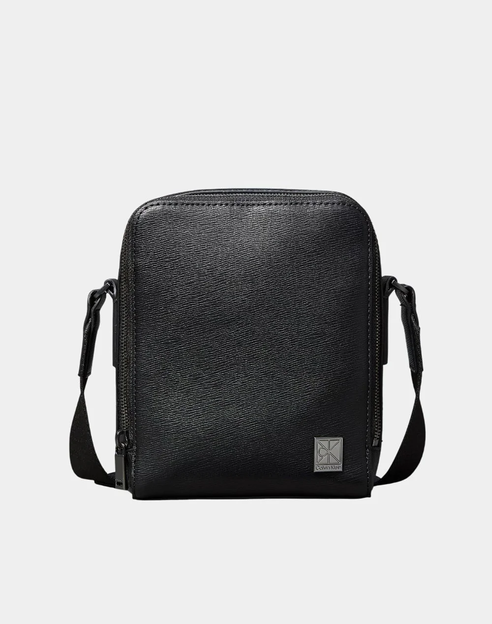 Φωτογραφία προϊόντος: CALVIN KLEIN EMBLEM LOGO TEXTURED REPORTER BAG MEN CALVIN KLEIN ΜΑΥΡΟ (LV04D3293G-UB1)