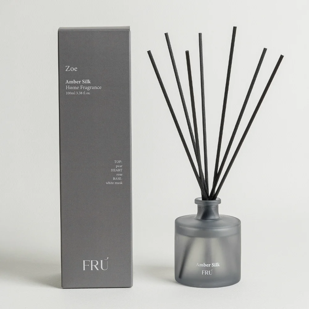 Φωτογραφία προϊόντος: ZOE - AMBER SILK ΑΡΩΜΑΤΙΚΟ ΧΩΡΟΥ 100ml 6.4x6.4x23.3cm ΓΥΑΛΙ ΑΡΩΜΑΤΙΚΟ ΥΓΡΟ