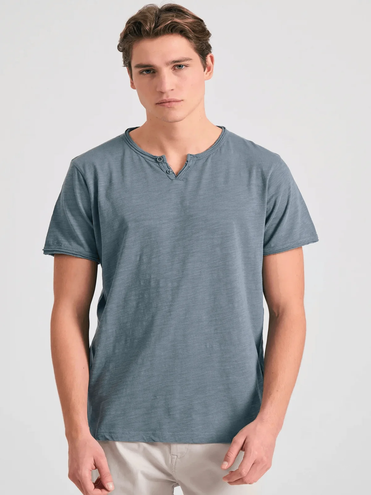 Φωτογραφία προϊόντος: Βαμβακερό T-shirt με λαιμό henley και raw cuts Funky Buddha γκρί χρώμα