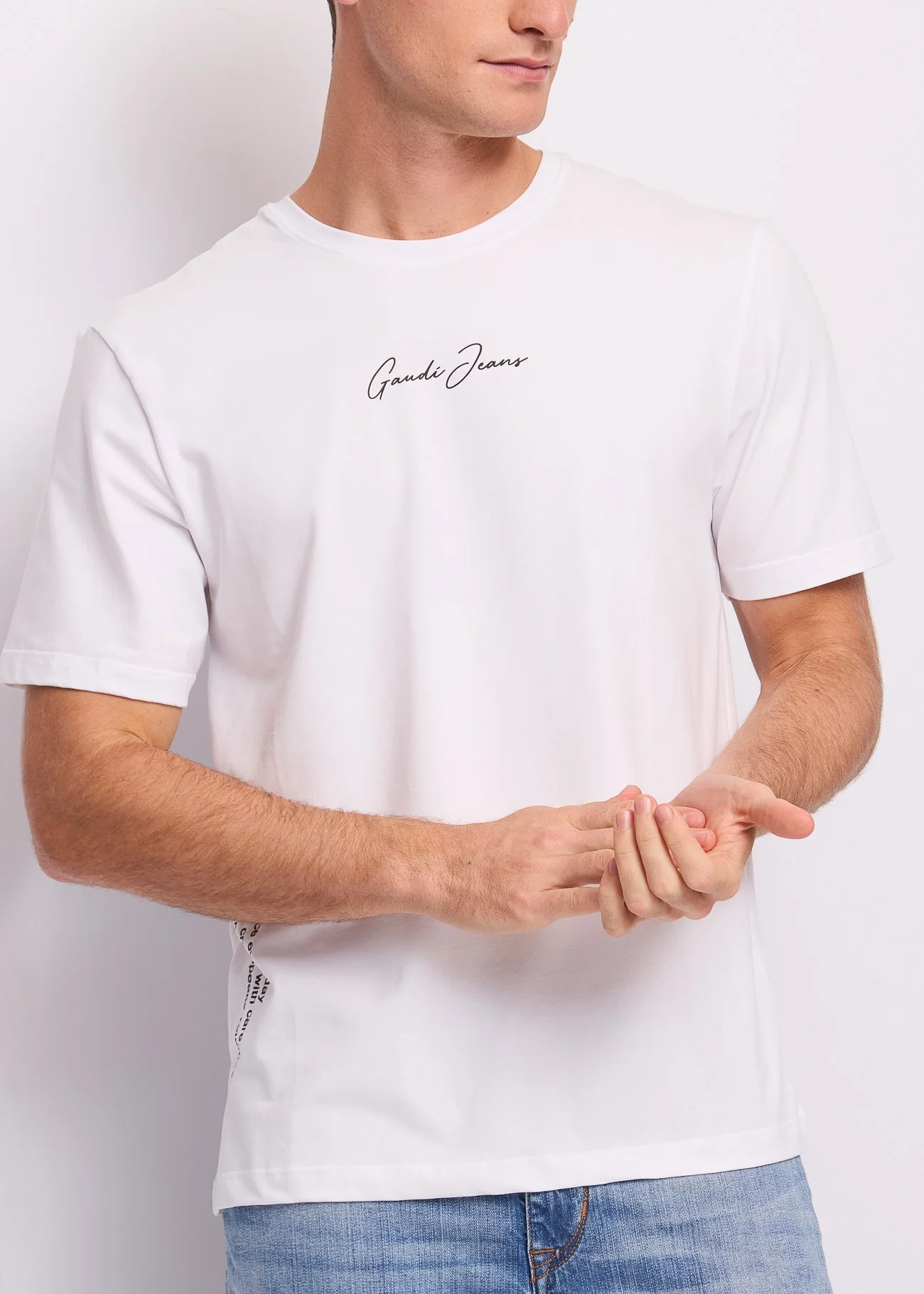 Φωτογραφία προϊόντος: Ανδρικό Λευκό T-Shirt με Καλλιγραφικό Λογότυπο – Gaudi Jeans