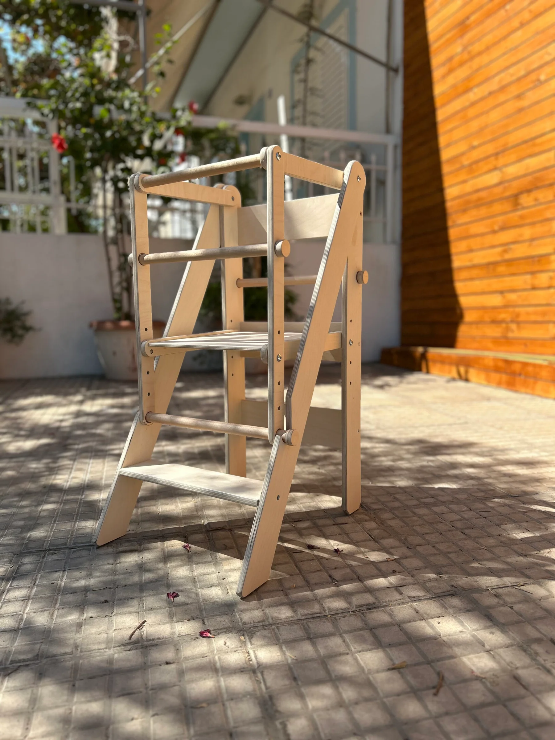 Φωτογραφία προϊόντος: Woodengoods Πύργος εκμάθησης ανακλινόμενος και με διαβάθμιση ύψους ( Montessori )