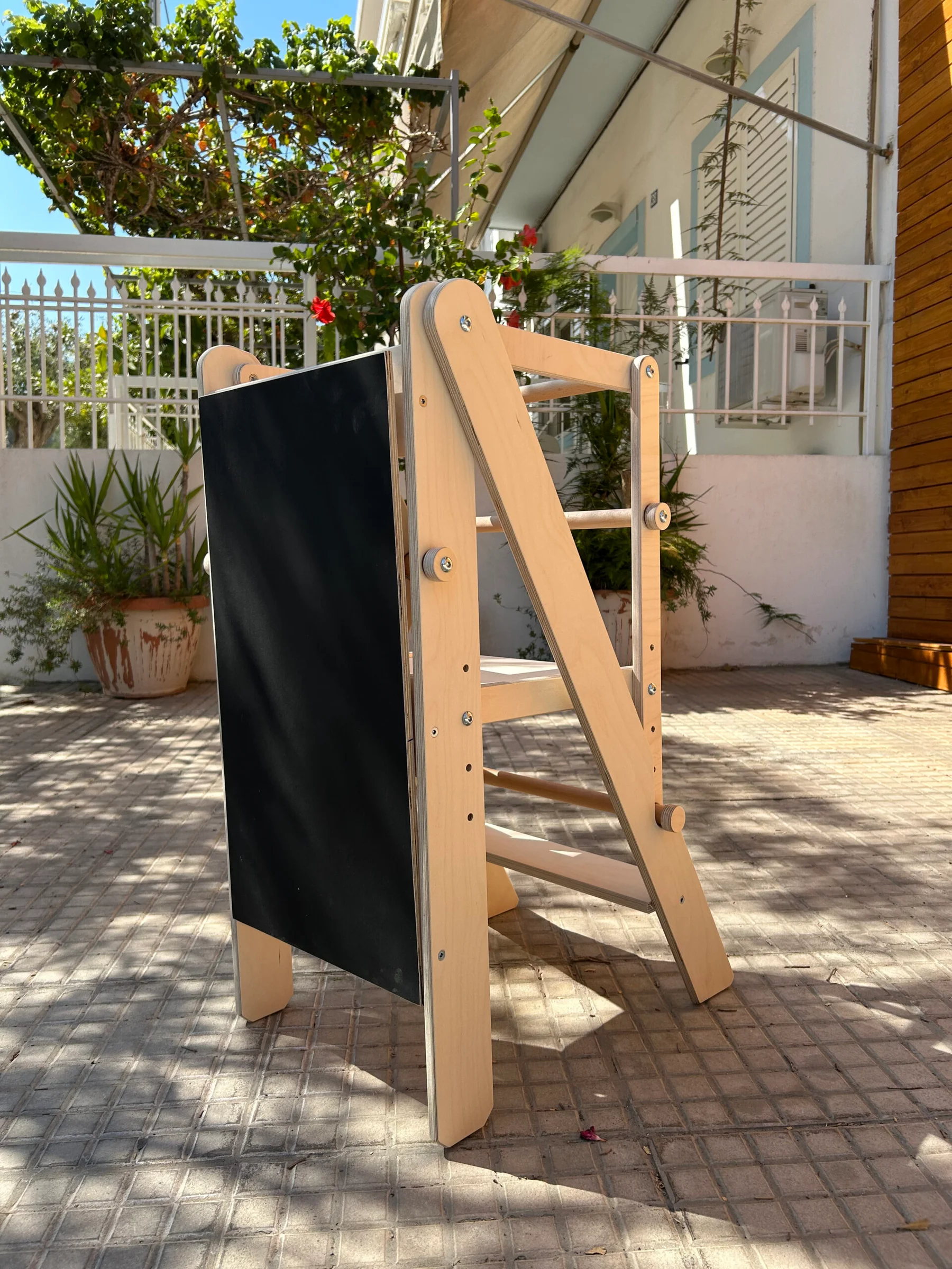 Φωτογραφία προϊόντος: Woodengoods Πύργος εκμάθησης ανακλινόμενος και με διαβάθμιση ύψους, με μαυροπίνακα για Ζωγραφική ( Montessori )