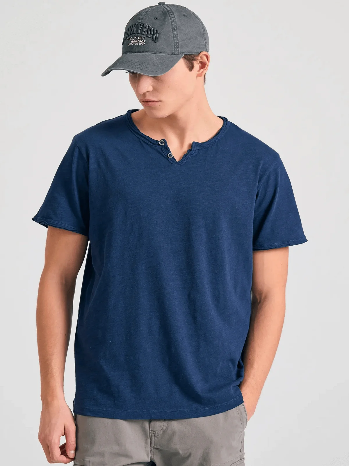 Φωτογραφία προϊόντος: Βαμβακερό T-shirt με λαιμό henley και raw cuts Funky Buddha μπλέ χρώμα