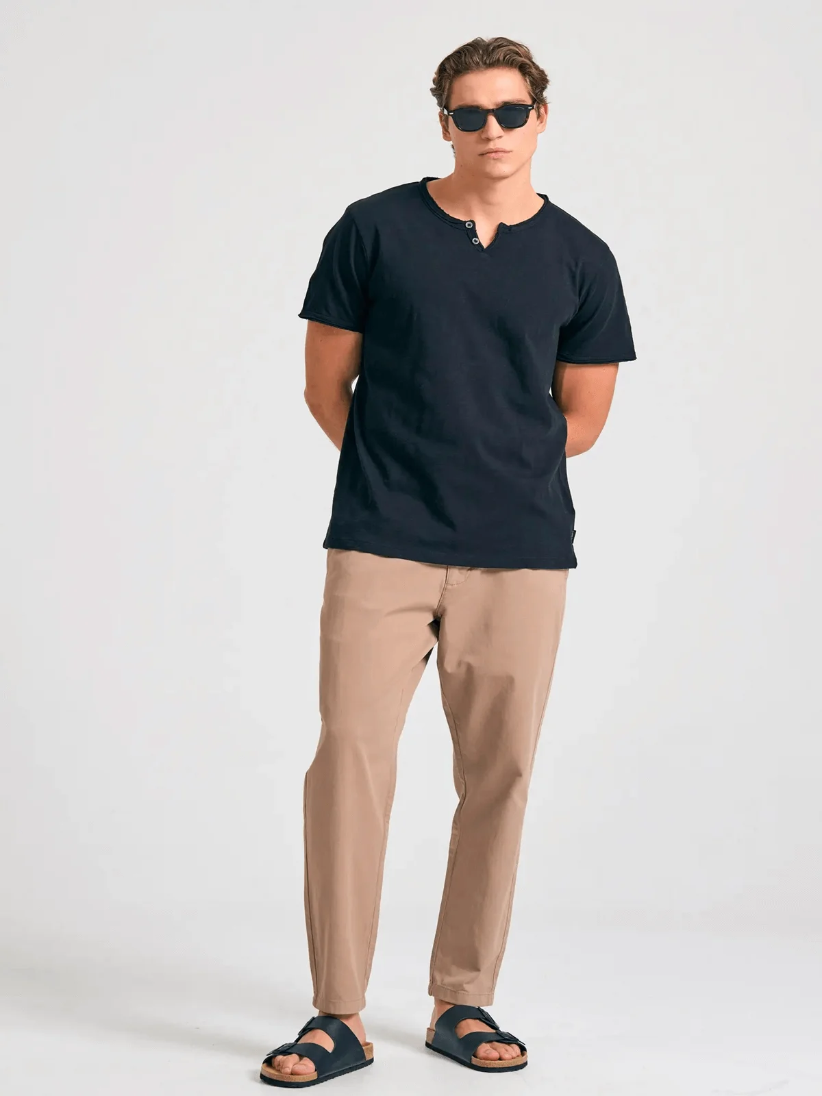Φωτογραφία προϊόντος: Βαμβακερό T-shirt με λαιμό henley και raw cuts Funky Buddha μαύρο χρώμα