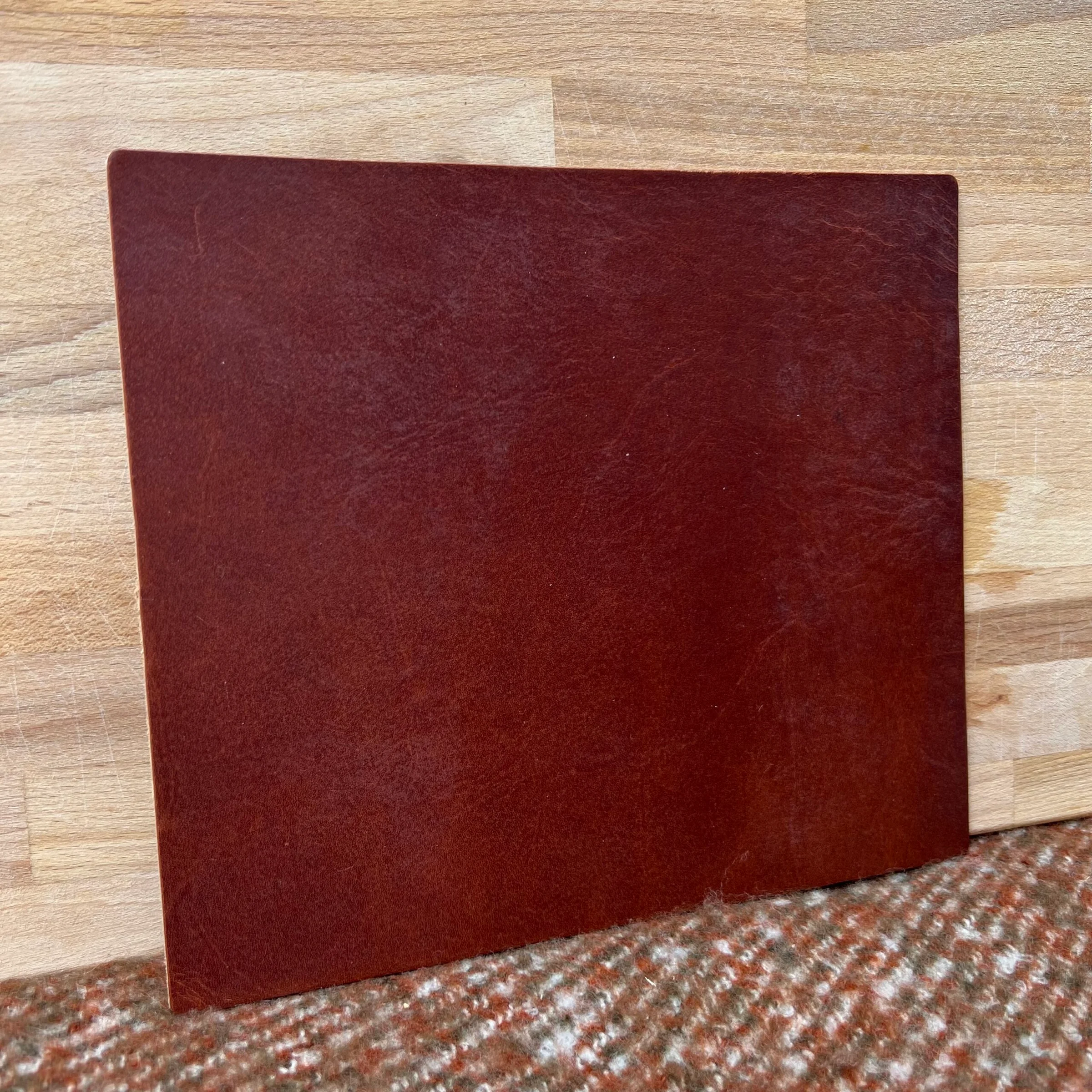 Φωτογραφία προϊόντος: ByLeather ΔΕΡΜΑΤΙΝΟ ΧΕΙΡΟΠΟΙΗΤΟ MOUSE PAD ΜΕ ΧΑΡΑΞΗ Oily Brown