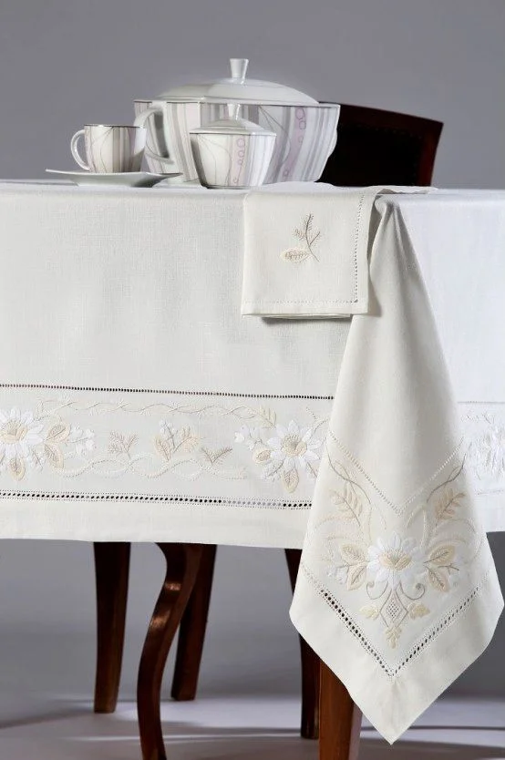 Φωτογραφία προϊόντος: SILK FASHION 1558 Χειροποίητο Σετ Τραπεζομάντηλο 170x270 (8 ατόμων) Ανεβατό +amp; Αζούρ με Κέντημα Ivory