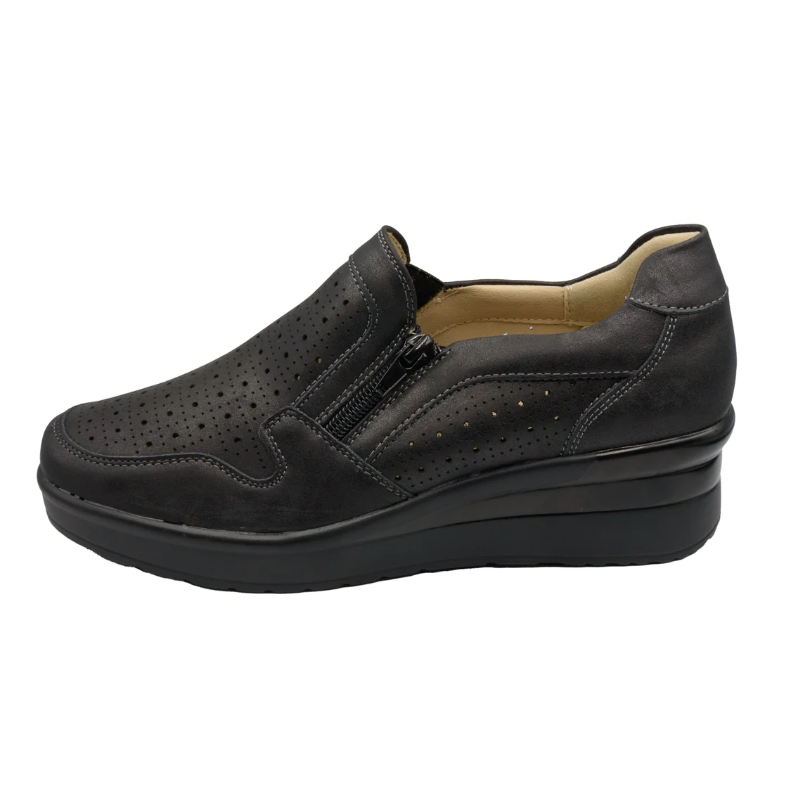 Φωτογραφία προϊόντος: Μαύρο ανατομικό slip-on παπούτσι με φερμουάρ και διάτρητο σχέδιο