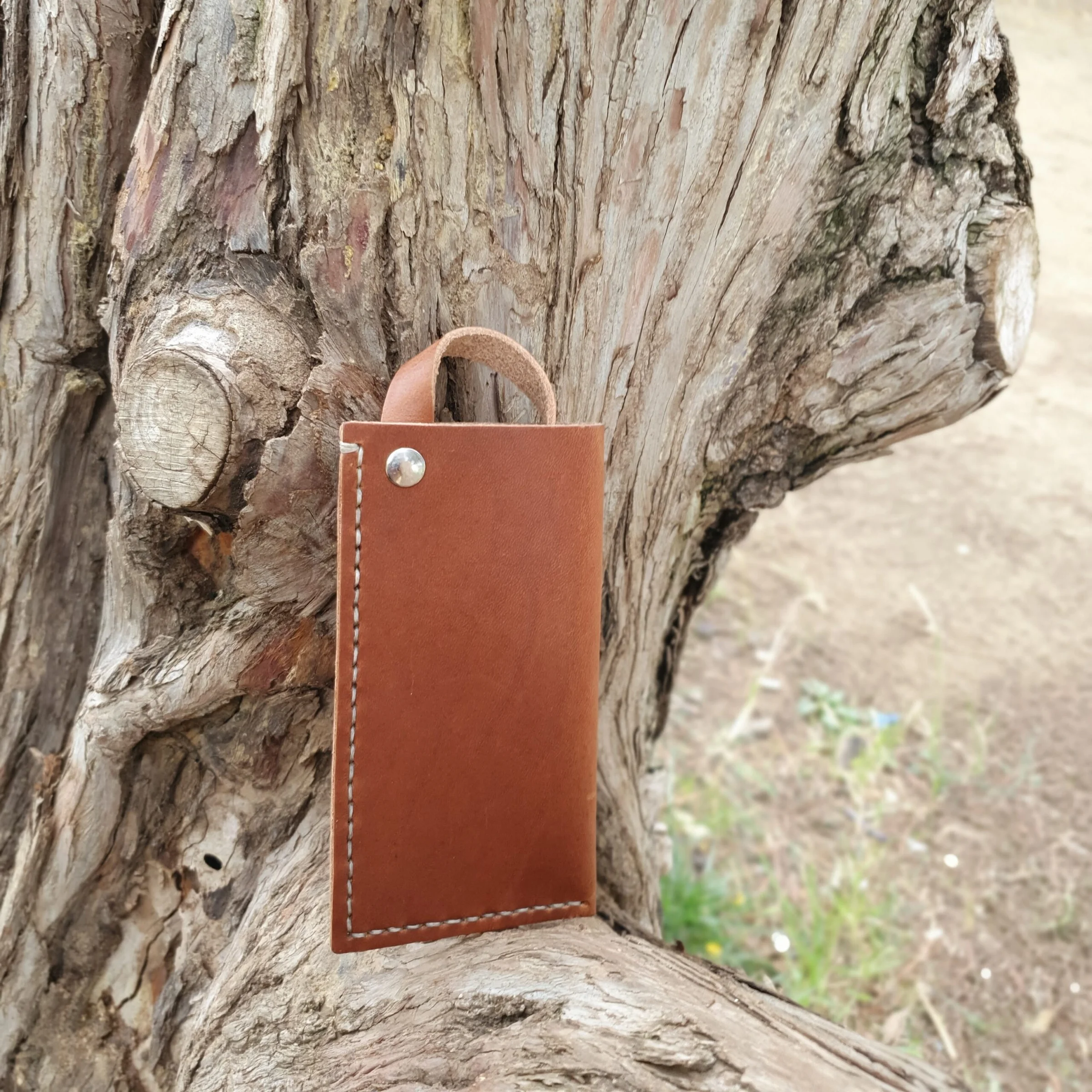 Φωτογραφία προϊόντος: ByLeather ΧΕΙΡΟΠΟΙΗΤΗ ΔΕΡΜΑΤΙΝΗ ΚΛΕΙΔΟΘΗΚΗ ΜΕ ΧΑΡΑΞΗ Oily Brown