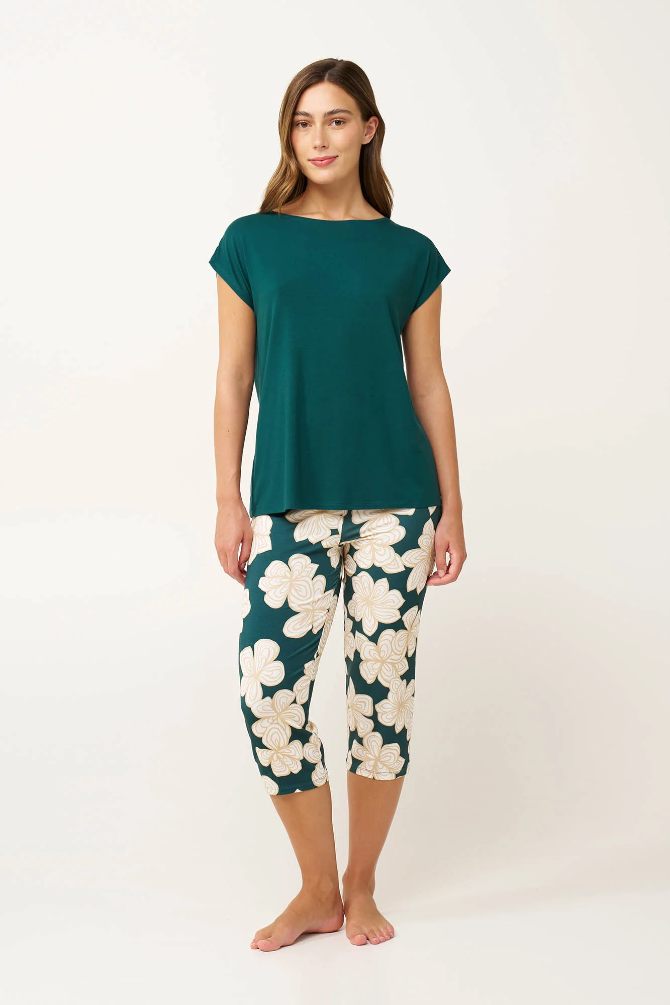 Φωτογραφία προϊόντος: VAMP Art.: 24001 PYJAMAS 93% MICROMODAL - 7% ELASTANE MICROMODAL SJ 65cmPlainCapri 3/4