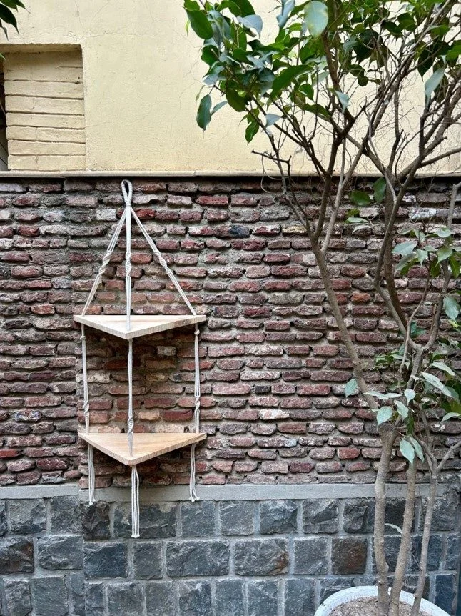 Φωτογραφία προϊόντος: ΡΑΦΙ ΚΡΕΜΑΣΤΟ (VILLAGE 2)MACRAME ΔΙΑΣΤΑΣΕΙΣ.40*76ΕΚ. ΥΛΙΚΟ. ΒΑΜΒΑΚΙ ΞΥΛΟ