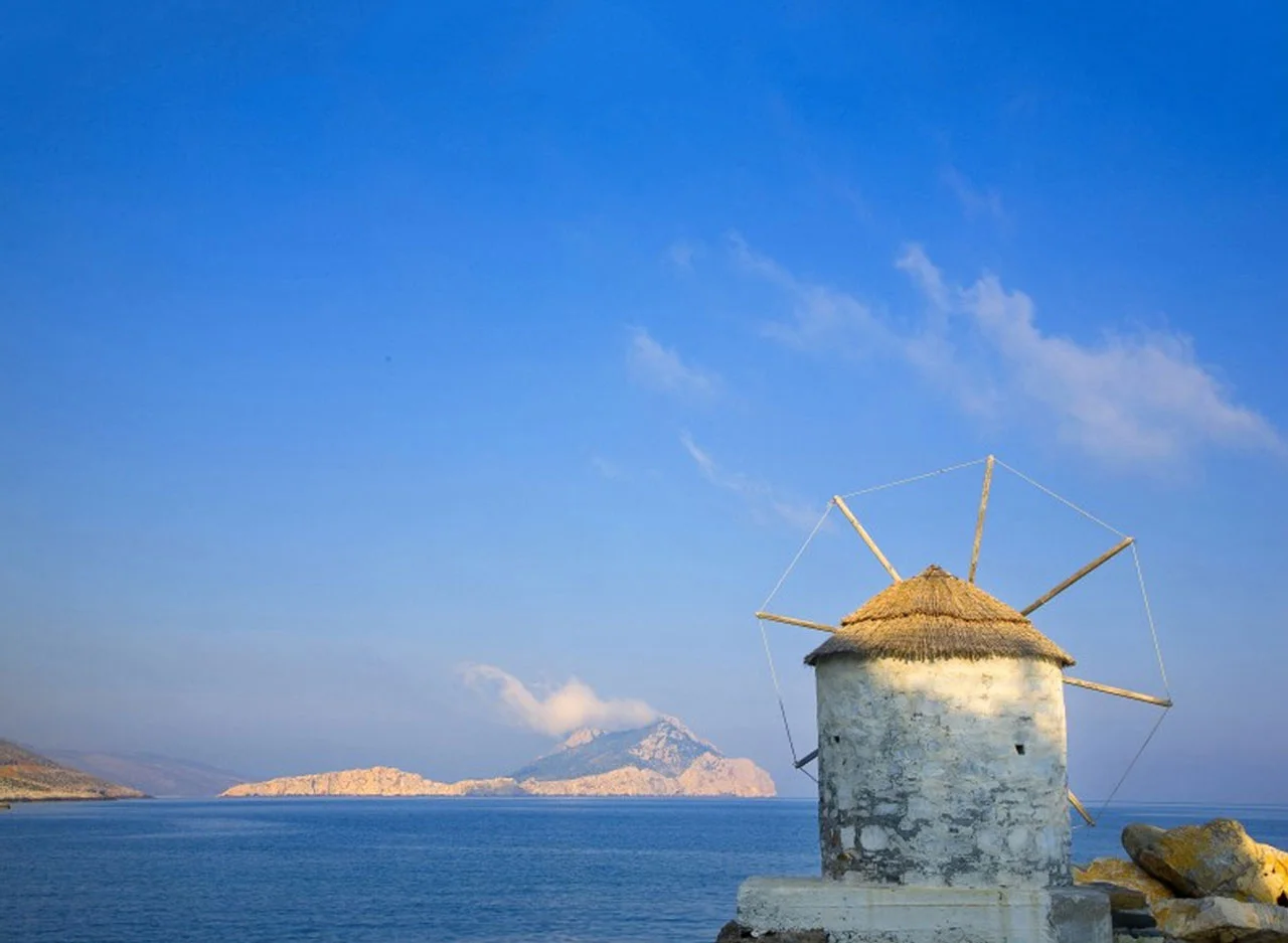 Φωτογραφία προϊόντος: Πίνακας σε καμβά Ανεμόμυλος στην Αμοργό θαλασσινό τοπίο