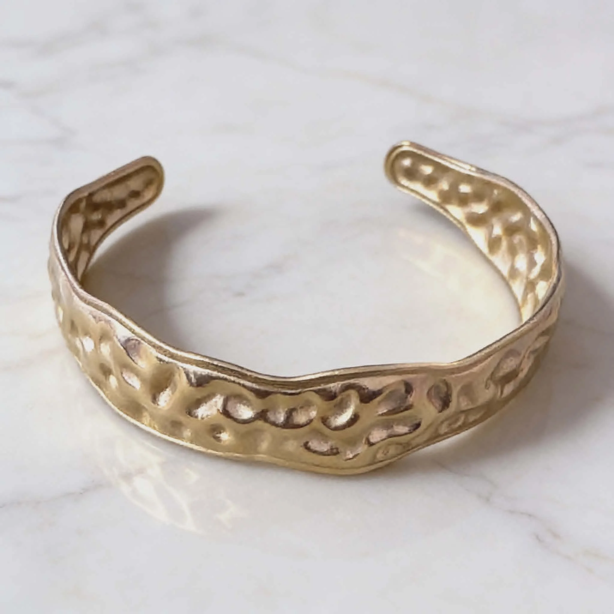 Φωτογραφία προϊόντος: LAVORE Hammered Cuff Bracelet Gold Stainless Steel