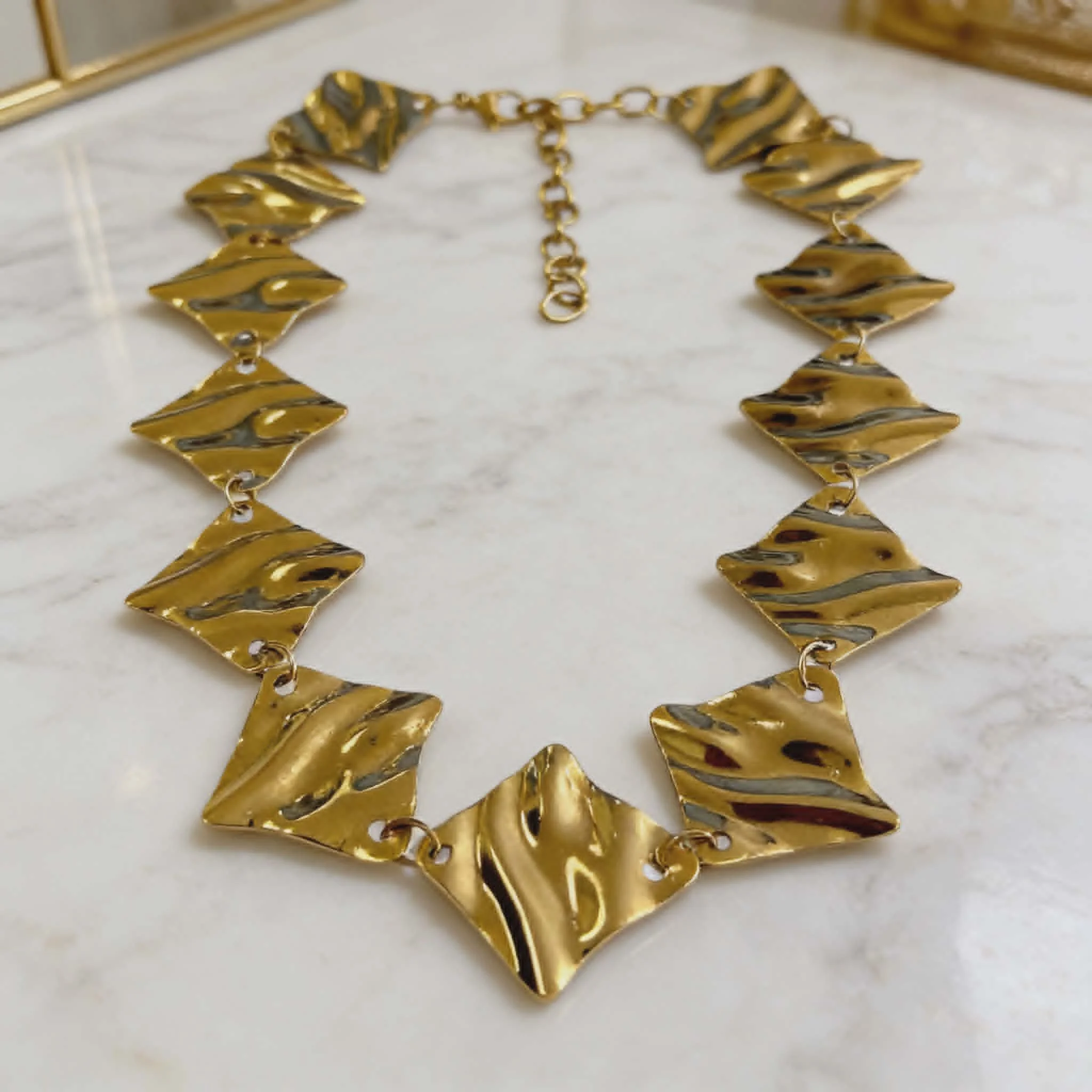 Φωτογραφία προϊόντος: LAVORE Wavy Plate Statement Necklace Gold Stainless Steel