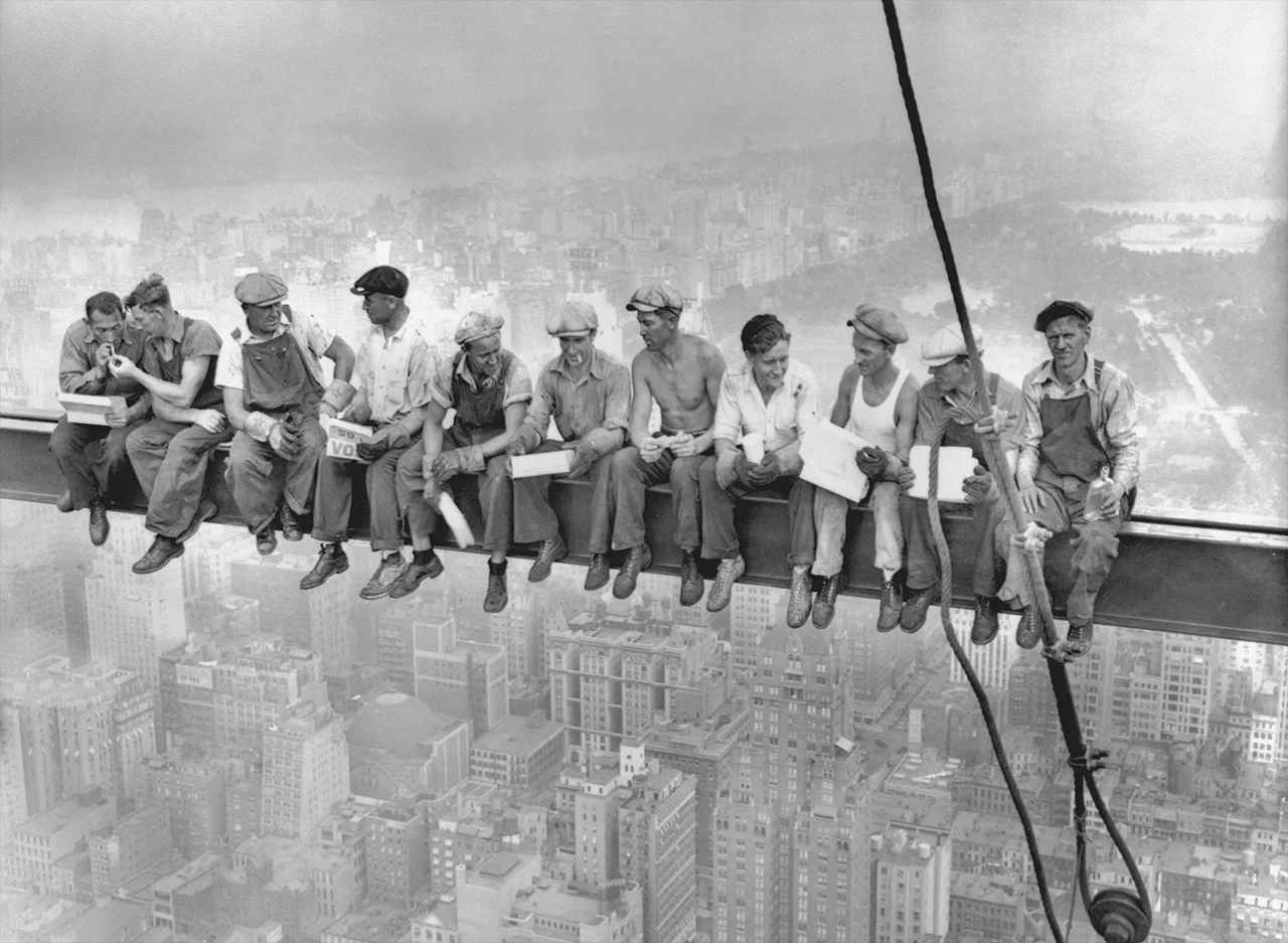 Φωτογραφία προϊόντος: Men at lunch πίνακας σε καμβά